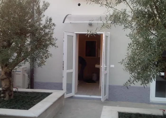 B ＆ B レオナルド 3* ロー